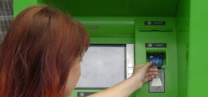 Как живется леворуким в Днепропетровске: ни деньги с банкомата снять, ни товаров нужных найти