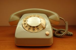 Городской телефон давно стал важным инструментом "разводил". Фото с сайта sxc.hu