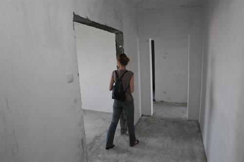 Стены у квартир голые, но киевлянам все равно. Фото Максима Люкова. 