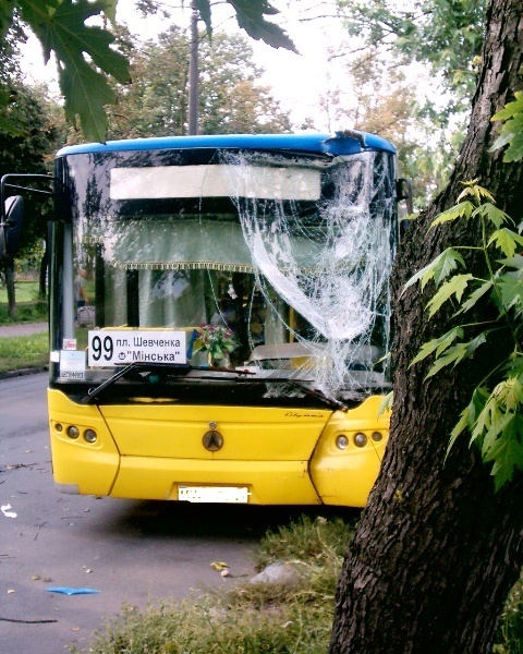 Водителю автобуса стало плохо за рулем. Фото ГАИ Киева