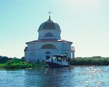 Под Киевом стала популярной полузатопленная церковь. Кадр из видео телеканала "Интер". 