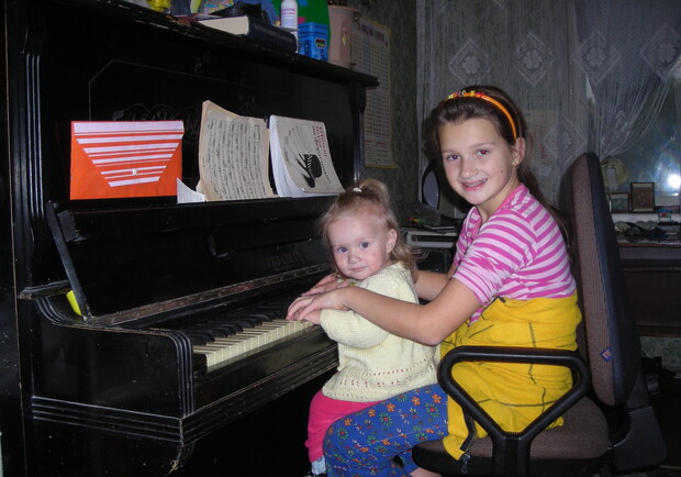 Настенька посещает уроки игры на пианино.
Фото из личного архива семьи.