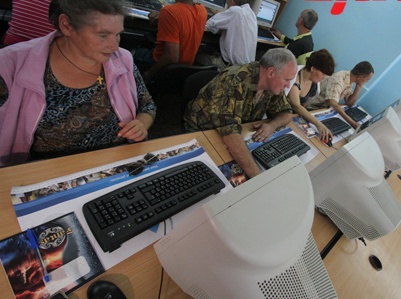 Бездомных учат азам работы с компьютерами.
Фото bagnet.org