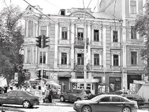 Владимирская, 41. Одно из самых опасных зданий столицы. Особенно для прохожих. Фото автора
