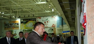 Добкин сходил на хоккей и почтил память погибших под Ярославлем