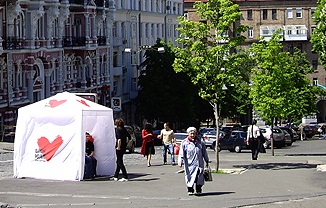 Палатка не виновата. Фото с сайта kievguide.ru