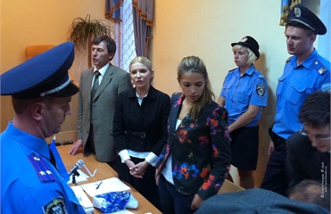 Юлия Тимошенко с дочерью в зале суда. Фото с сайта БЮТ