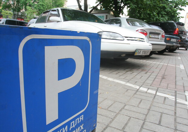 Платная парковка изрядно портит жизнь местным жителям.
Фото Максима Люкова