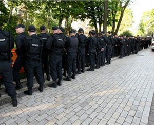 Милиционеры пока что сдерживают натиск митингующих. Фото сайта focus.ua.