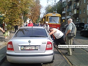 Из-за нерадивого водителя горожане чуть не опоздали на работу.
Фото reporter.delfi.ua