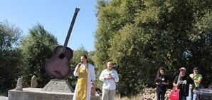 Напоминать крымчанам о Цое будет четырехметровая каменная гитара