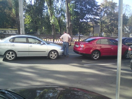 В авто депутата врезался другой автомобиль.
Фото for-ua.com