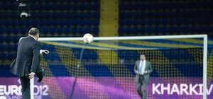 Добкин вместе с Платини опробовали стадион 