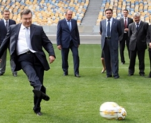 Раз "Динамо" не забивает, Янукович сделает все сам. Фото с сайта "Украина-2012"