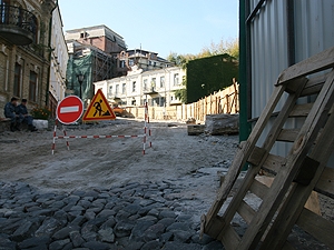 Не исключено, что к Евро-2012 легендарная улица превратится в безликий деловой и развлекательный центр.
Фото Антона Лущика