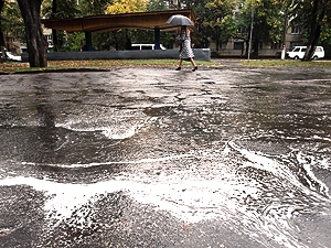 В столице прошел пенный дождь.
Фото Максима Люкова