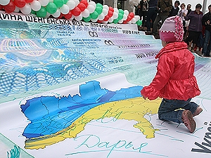На огромном "билете в Европу" свои подписи за отмену виз поставили 100 человек. Фото с сайта kp.ua
