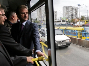 Попов признался, что иногда и сам не прочь прокатиться в общественном транспорте.
Фото "КП в Украине"