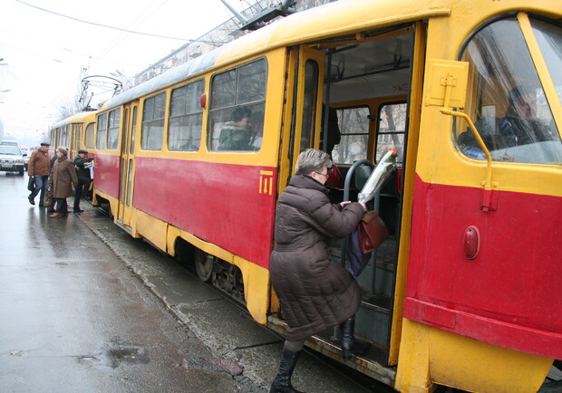 На Фрунзе остановились трамваи.
Фото Максима Люкова