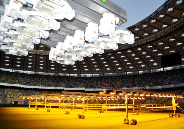 На НСК "Олимпийском" установили мобильные осветительные установки. Фото ИЦ "Украина-2012"