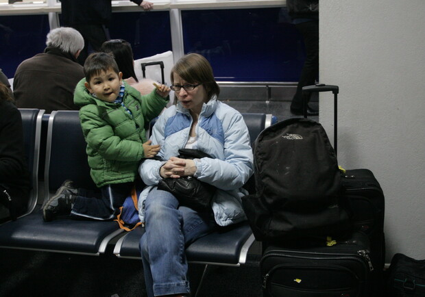 Спите в самолетах - в залах ожидания "Борисполя" все равно отдохнуть не получится. Фото Артема Пастуха.
