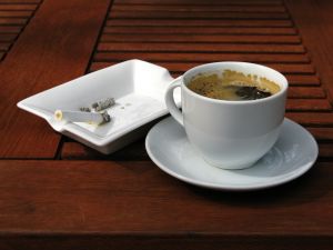 Киевляне, приходя в кафе выпить кофе, поневоле становятся пассивными курильщиками и вредят здоровью. Фото с сайта sxc.hu