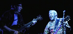 Двойник Кернеса играет на гитаре в группе 