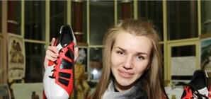 В Донецке с молотка пойдут перчатки Рыбки и мяч от Мхитаряна