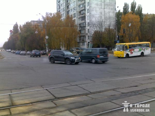 Автомобилисты гоняли на перекрестке, как им вздумается. Фото Ярослава Синченко.