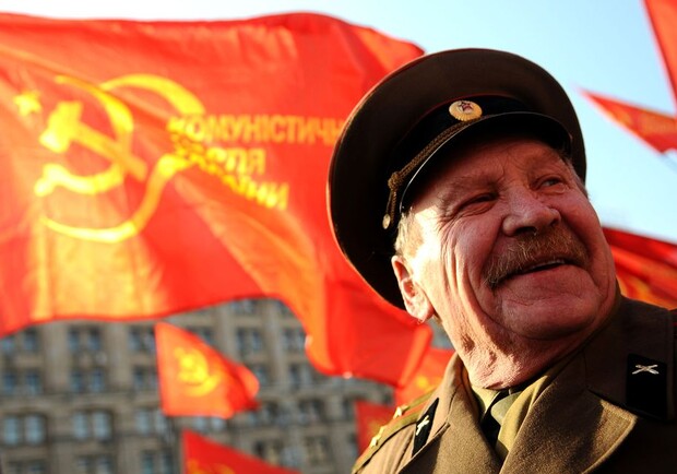 Сейчас в центре Киева не меньше двух тысяч коммунистов. Фото Артема Пастуха. 