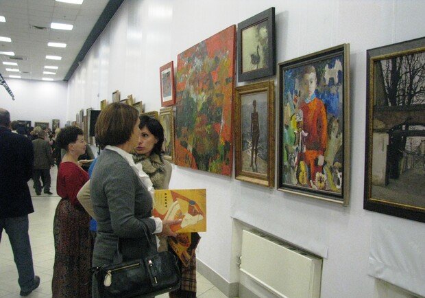 На открытие аукциона пришли десятки ценителей. Фото Ольги Кромченко