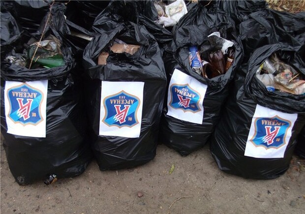 В такие мешки динамовцы паковали мусор. Фото с сайта bestsport.com.ua.