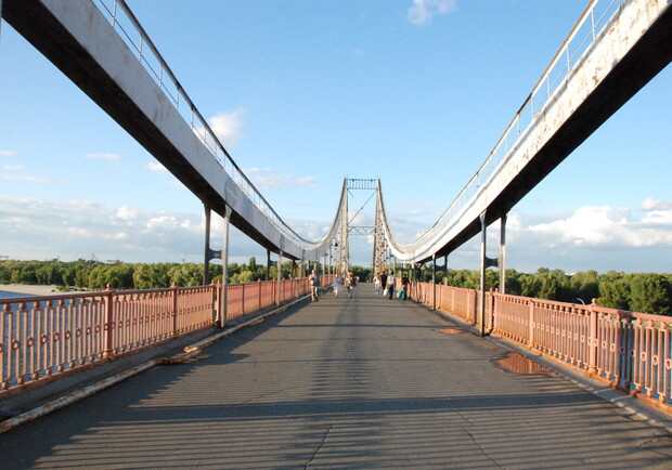 Пешеходный мост заканчивают "марафетить". Фото Николая Лещука. 