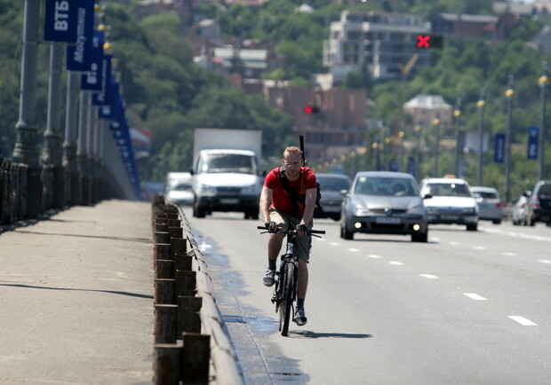 Велосипедистам в Киеве теперь будет удобнее. Фото Артема Пастуха