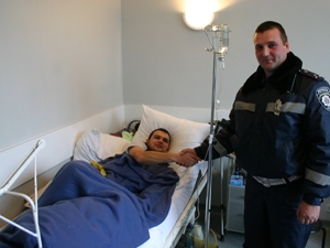 Дмитрия в больнице навещают не только родственники, но и коллеги по службе. Фото автора