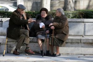 Пенсионерам теперь некогда сидеть на лавочке. Фото sxc.hu