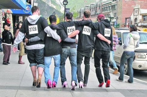 Вот так выглядят мужчины в женских туфлях. Фото с сайта segodnya.ua