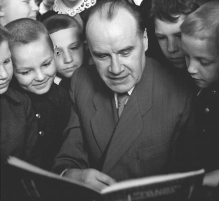 Николай Носов любил детей и писал для них потрясающие истории. Фото с сайта livejournal.com.
