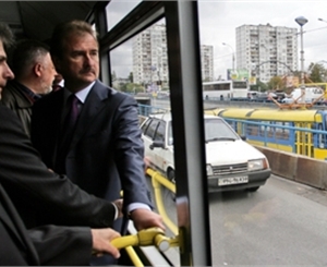 Попов иногда и сам не прочь проехаться в трамвае. Фото "КП в Украине"