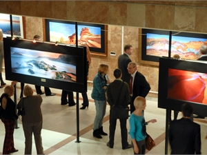 Выставку уникальных снимков можно увидеть в холле КИМО. Фото Дмитрия Никонорова