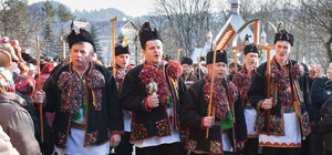 Дуем в трембиту, катаемся на лыжах и пробуем гуцульскую еду – как весело отметить Новый год и Рождество в Карпатах