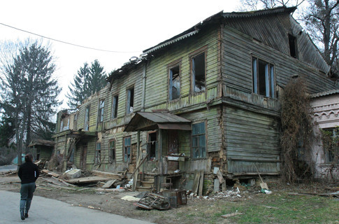 Дом Кристера реконструируют. За десятки лет дерево прогнило и повалилось. Фото: Г. Салай, segodnya.ua
