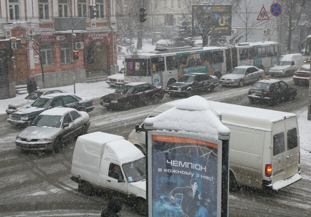 Снег присыпал улицы и быстро растаял.  Фото Дмитрия Комарова