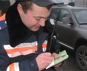 Бравые киевские гаишники взятки не берут все больше и больше взяток. Фото УГАИ