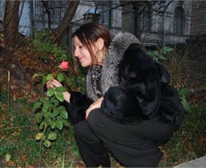 В Киево-Печерской Лавре произошло настоящее чудо: в декабре расцвела роза. Фото с личной странички Ксении Гончаровой в Фейсбуке