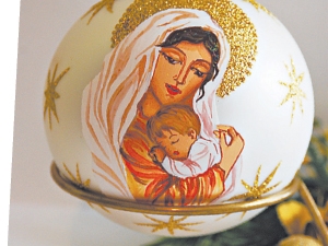 Такой шар-икона ручной росписи обойдется вам в сумму от 60 гривен. Фото santaclaus.com.ua