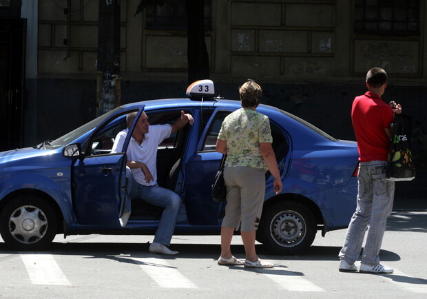 Таксистов-нелегалов выгонят из "Борисполя". Фото Артема Пастуха