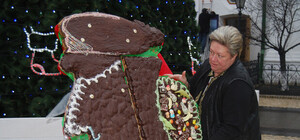 В Лавру привезли самый большой в Украине пряник