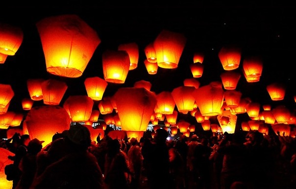 Больше сотки фонариков взлетят в небо одновременно, фото организаторов с сайта http://vkontakte.ru/airshow