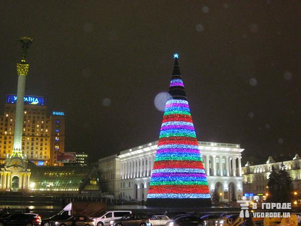 Сегодня в столице снова зажгут елку. Но она будет уже другой. Фото Ольги Кромченко